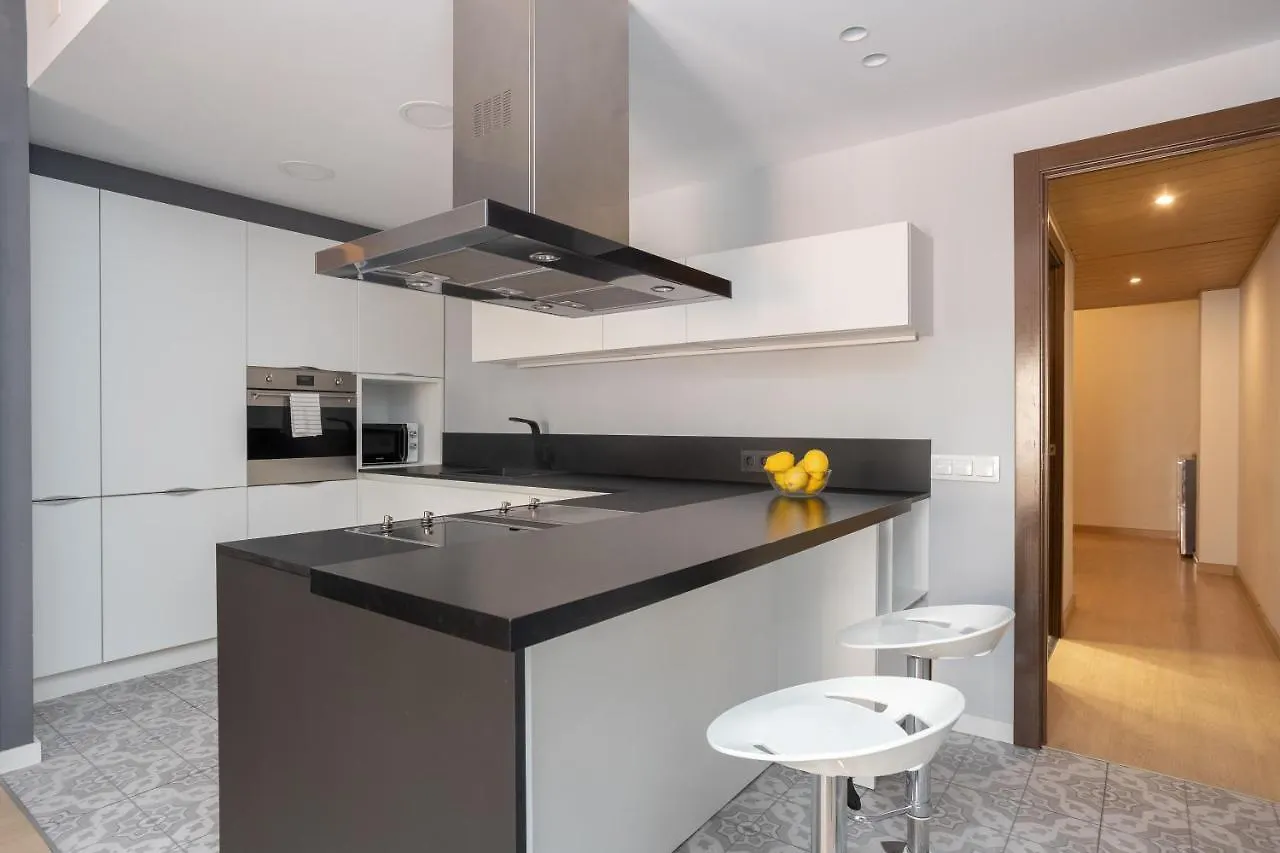 Sunny Beachside Haven 2 Bd In The Marina District Barcelona